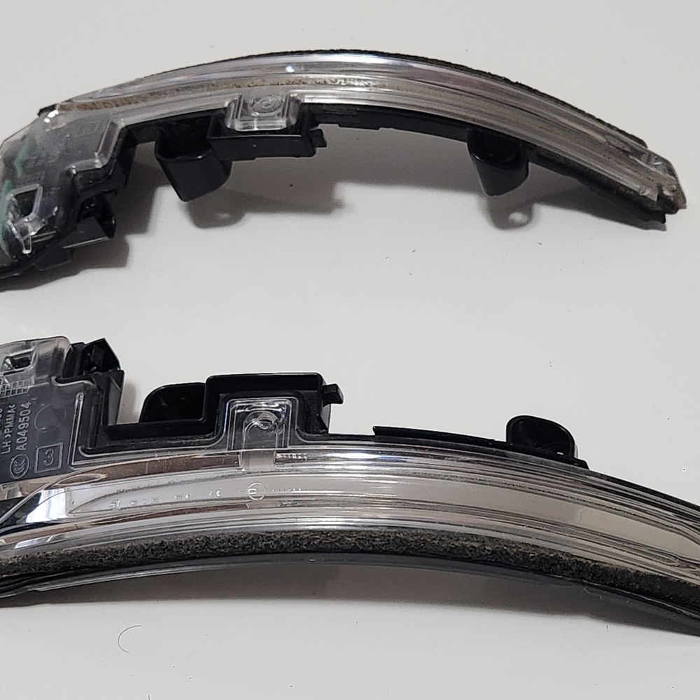 Land Rover Range Rover Sport Side Mirror OEM LED Indicators - L/R - Picture 3 of 10